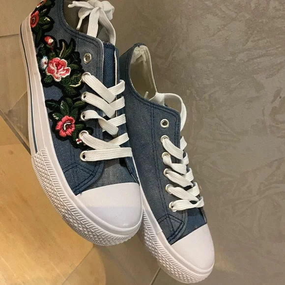 Gym shoe - Picture 2 of 4